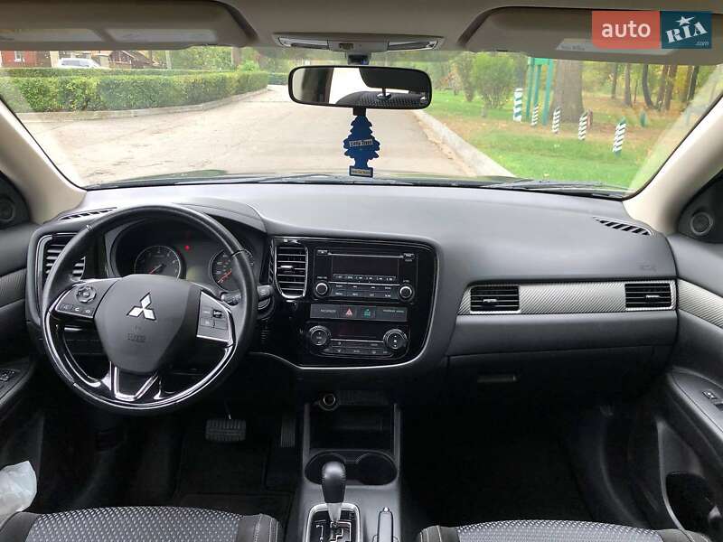 Позашляховик / Кросовер Mitsubishi Outlander 2016 в Києві