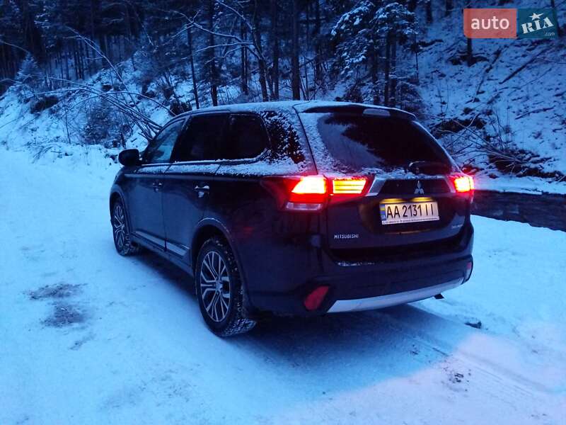 Позашляховик / Кросовер Mitsubishi Outlander 2016 в Києві