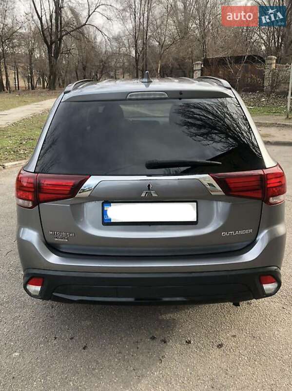 Внедорожник / Кроссовер Mitsubishi Outlander 2017 в Запорожье