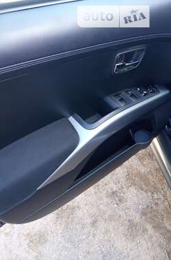 Позашляховик / Кросовер Mitsubishi Outlander 2011 в 