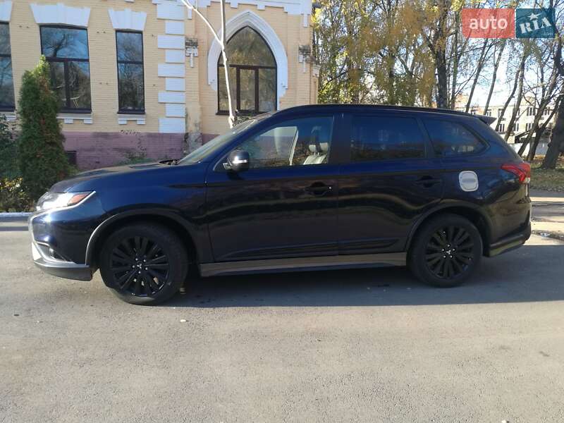 Внедорожник / Кроссовер Mitsubishi Outlander 2019 в 