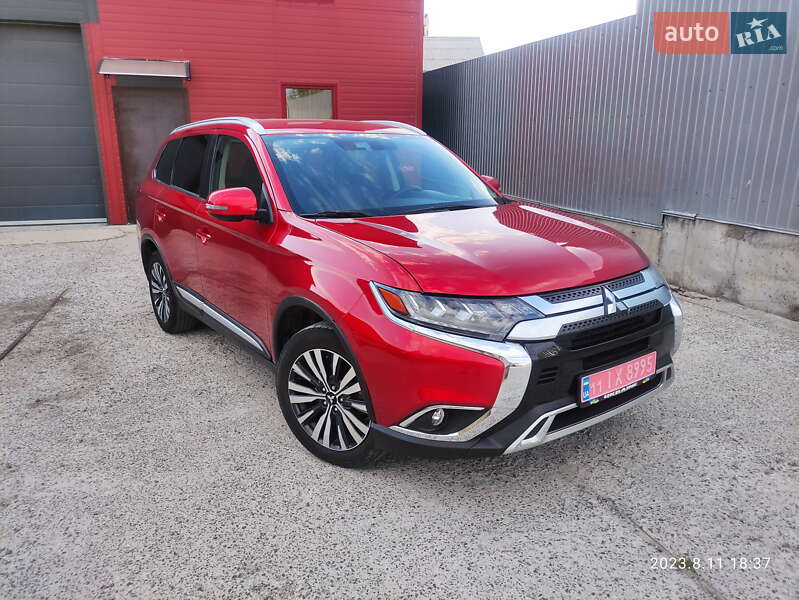 Внедорожник / Кроссовер Mitsubishi Outlander 2019 в Киеве