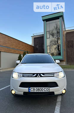 Внедорожник / Кроссовер Mitsubishi Outlander 2013 в 
