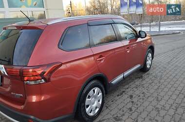 Внедорожник / Кроссовер Mitsubishi Outlander 2015 в Полтаве