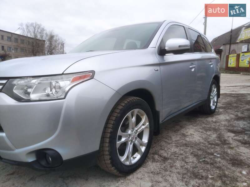 Внедорожник / Кроссовер Mitsubishi Outlander 2013 в Харькове