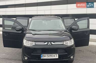 Внедорожник / Кроссовер Mitsubishi Outlander 2013 в 