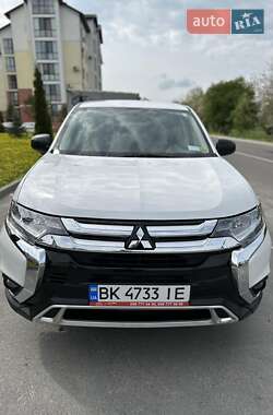 Внедорожник / Кроссовер Mitsubishi Outlander 2017 в 