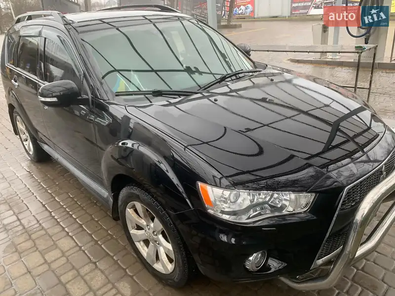 Внедорожник / Кроссовер Mitsubishi Outlander 2012 в 