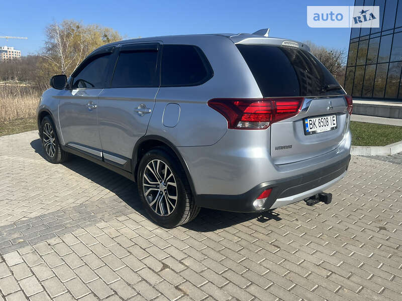 Внедорожник / Кроссовер Mitsubishi Outlander 2017 в Ровно