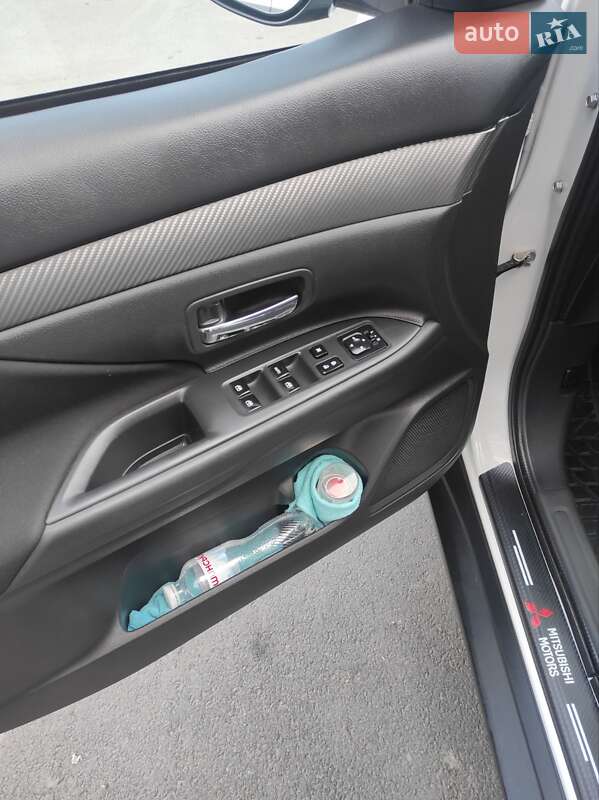 Позашляховик / Кросовер Mitsubishi Outlander 2017 в Новомосковську фото 5 Позашляховик / Кросовер Mitsubishi Outlander 2017 в Новомосковську