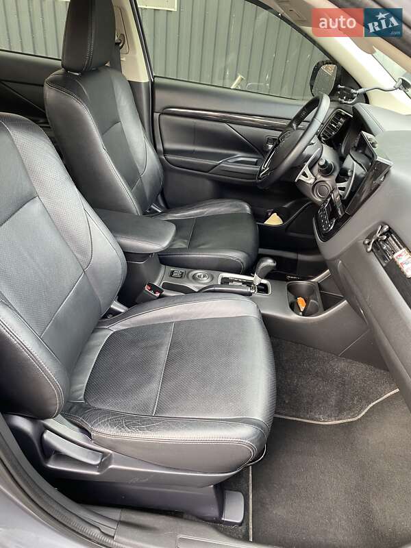 Позашляховик / Кросовер Mitsubishi Outlander 2016 в Добропіллі