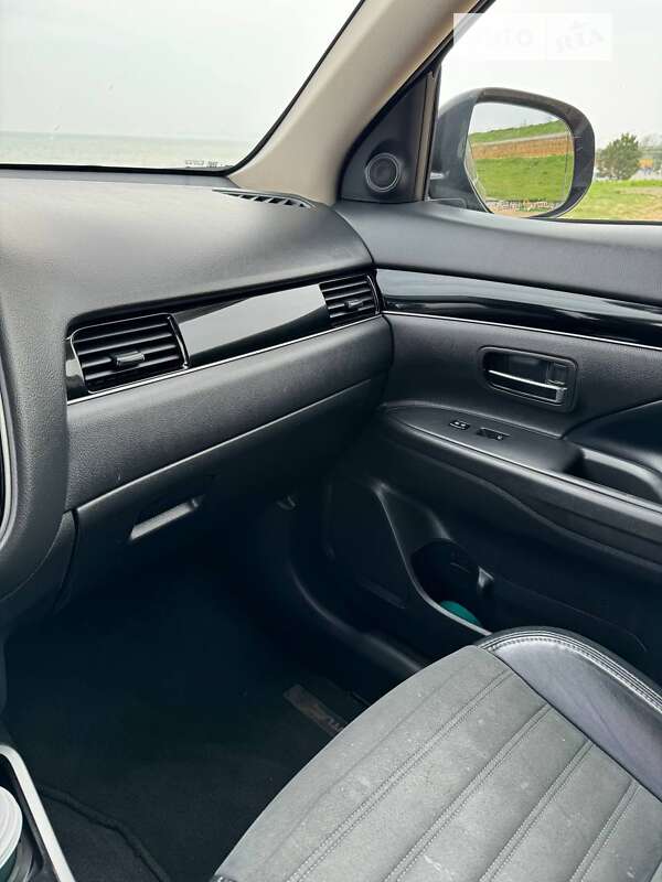 Внедорожник / Кроссовер Mitsubishi Outlander 2019 в Одессе
