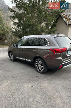 Внедорожник / Кроссовер Mitsubishi Outlander 2016 в Запорожье