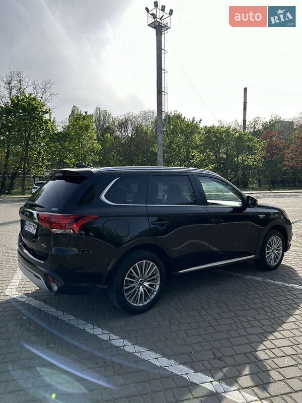 Внедорожник / Кроссовер Mitsubishi Outlander 2021 в Одессе