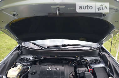 Позашляховик / Кросовер Mitsubishi Outlander 2011 в Радивиліві