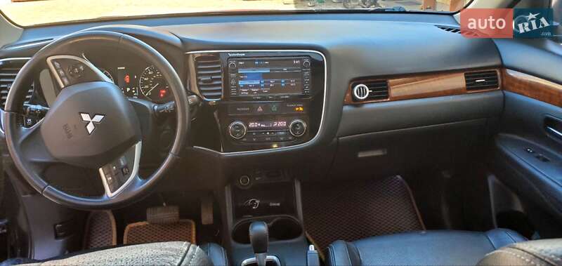 Внедорожник / Кроссовер Mitsubishi Outlander 2013 в Сокале