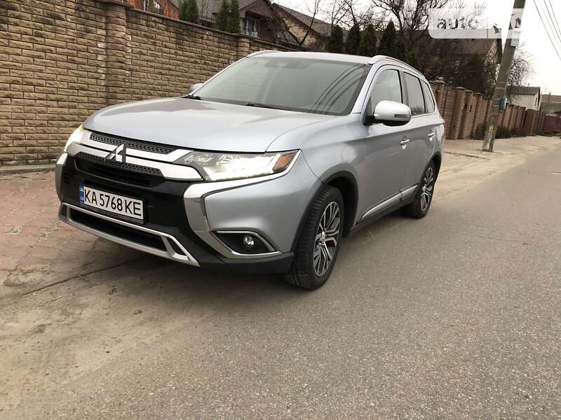 Внедорожник / Кроссовер Mitsubishi Outlander 2016 в Киеве