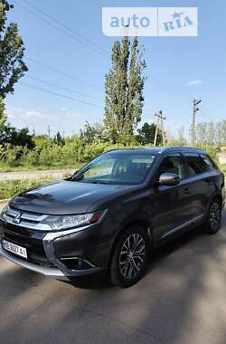 Внедорожник / Кроссовер Mitsubishi Outlander 2016 в Кривом Роге