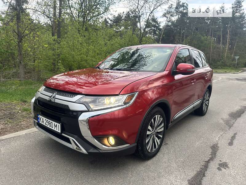 Позашляховик / Кросовер Mitsubishi Outlander 2019 в Києві