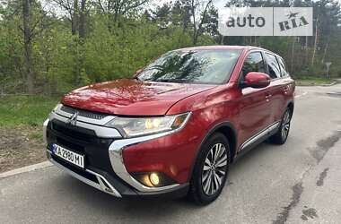 Позашляховик / Кросовер Mitsubishi Outlander 2019 в Києві