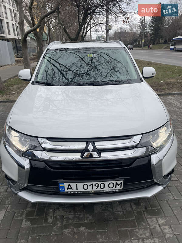 Внедорожник / Кроссовер Mitsubishi Outlander 2017 в Киеве