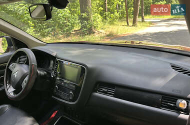 Позашляховик / Кросовер Mitsubishi Outlander 2018 в 