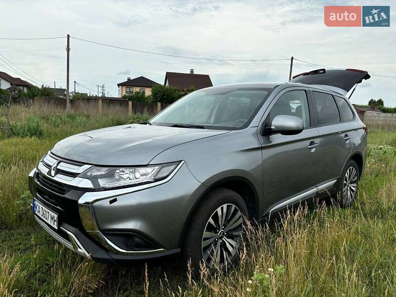 Внедорожник / Кроссовер Mitsubishi Outlander 2020 в Киеве