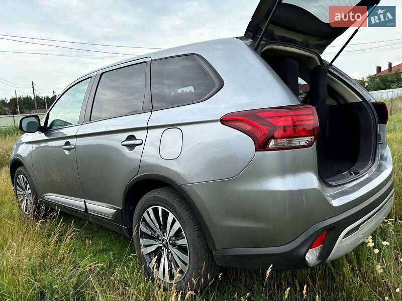 Внедорожник / Кроссовер Mitsubishi Outlander 2020 в Киеве