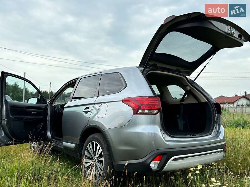 Внедорожник / Кроссовер Mitsubishi Outlander 2020 в Киеве