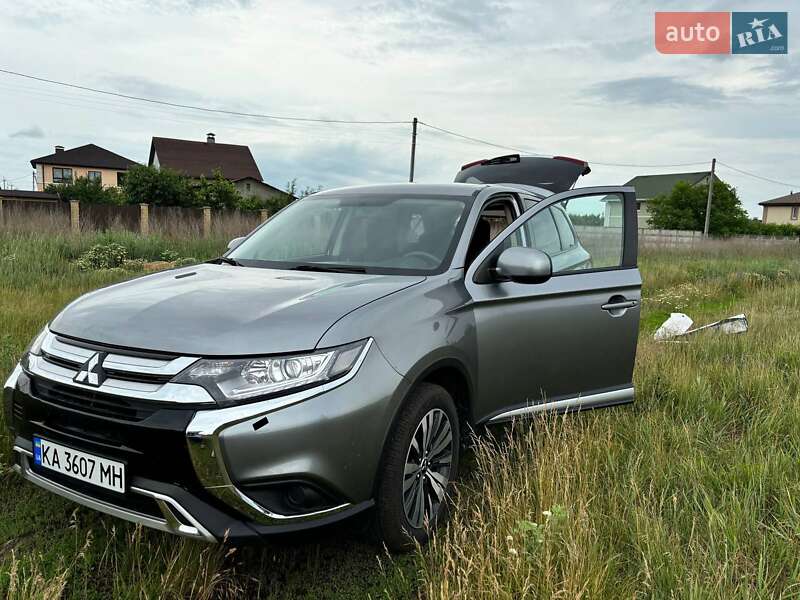 Внедорожник / Кроссовер Mitsubishi Outlander 2020 в Киеве
