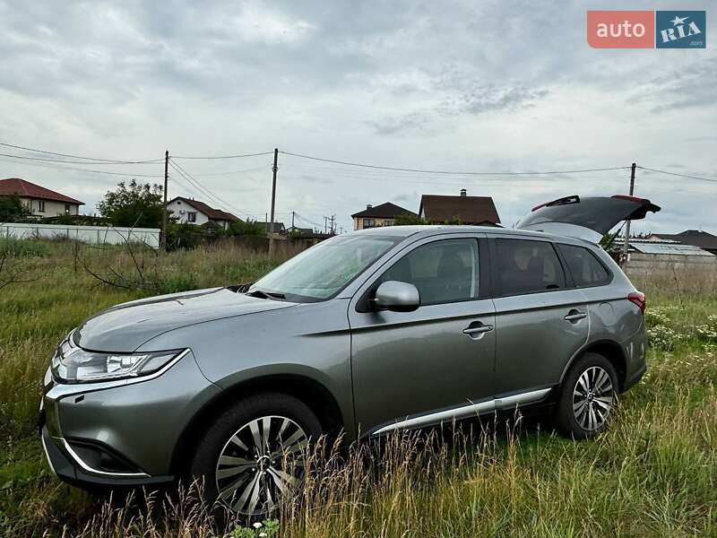 Внедорожник / Кроссовер Mitsubishi Outlander 2020 в Киеве