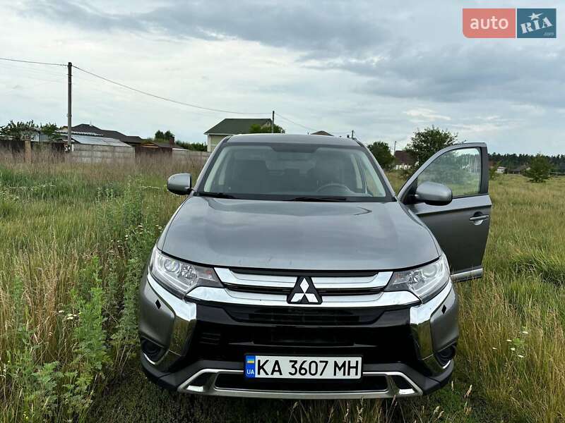 Внедорожник / Кроссовер Mitsubishi Outlander 2020 в Киеве