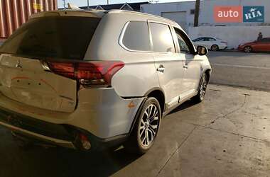 Внедорожник / Кроссовер Mitsubishi Outlander 2017 в 