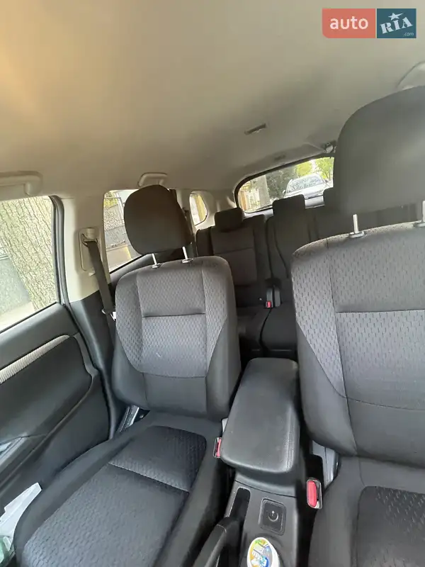 Внедорожник / Кроссовер Mitsubishi Outlander 2012 в 