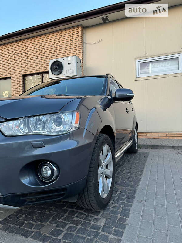 Внедорожник / Кроссовер Mitsubishi Outlander 2011 в Дубно