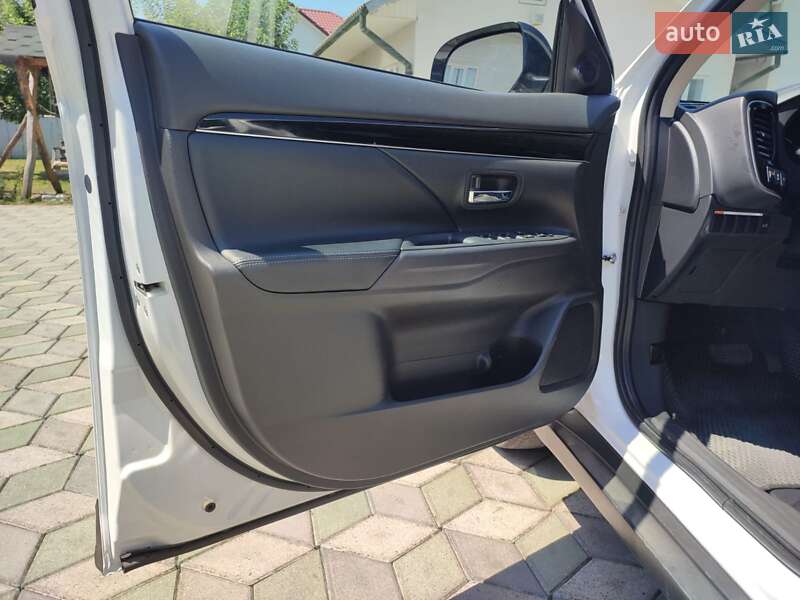 Внедорожник / Кроссовер Mitsubishi Outlander 2021 в Черновцах