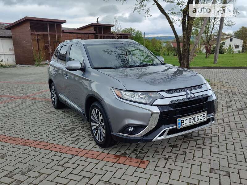 Внедорожник / Кроссовер Mitsubishi Outlander 2018 в Золочеве