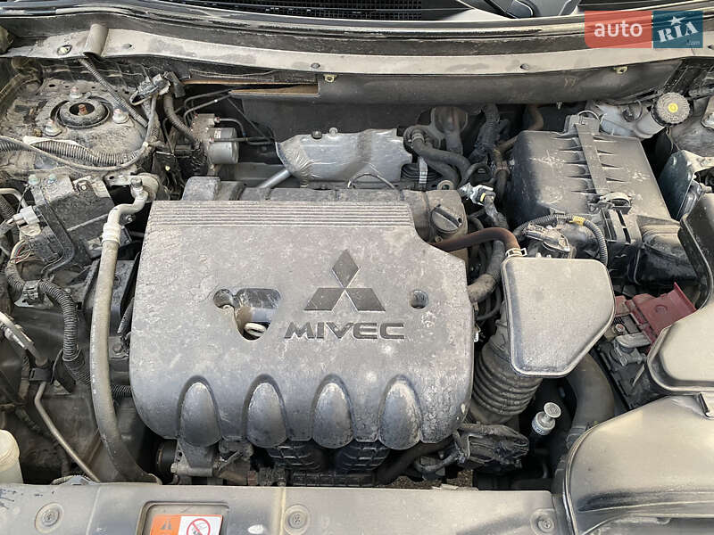 Внедорожник / Кроссовер Mitsubishi Outlander 2020 в Запорожье