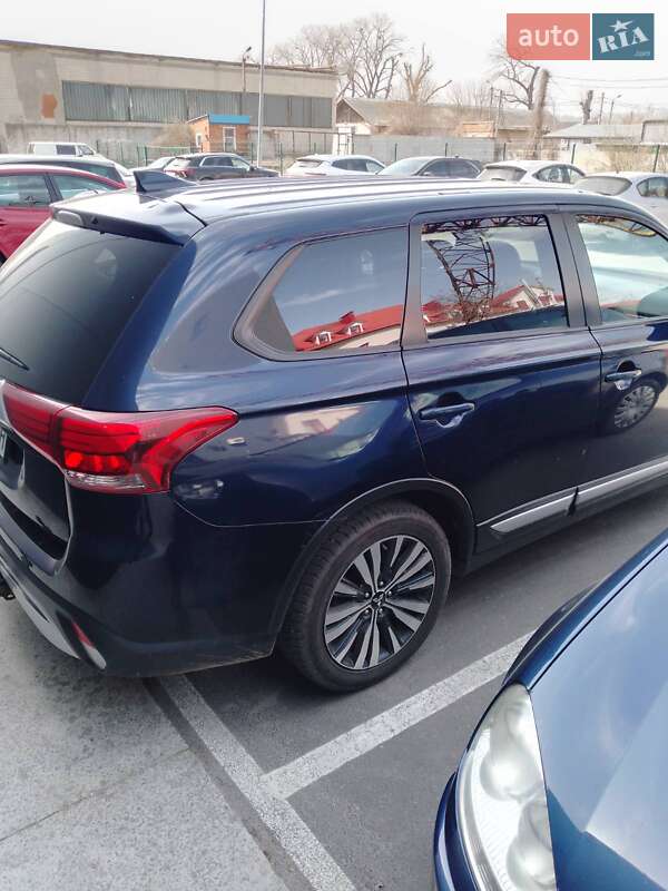Позашляховик / Кросовер Mitsubishi Outlander 2019 в Києві