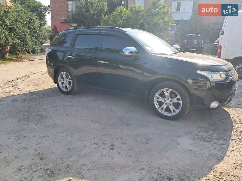 Внедорожник / Кроссовер Mitsubishi Outlander 2012 в 