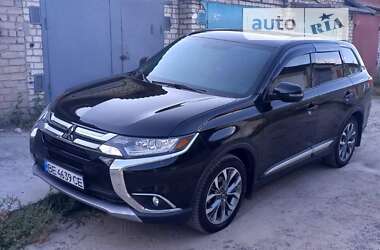 Внедорожник / Кроссовер Mitsubishi Outlander 2016 в Николаеве