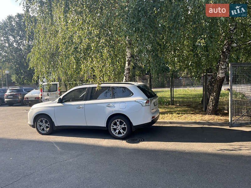 Позашляховик / Кросовер Mitsubishi Outlander 2012 в Києві