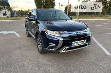 Внедорожник / Кроссовер Mitsubishi Outlander 2016 в Житомире