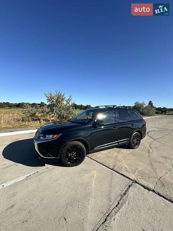 Внедорожник / Кроссовер Mitsubishi Outlander 2017 в Новой Одессе