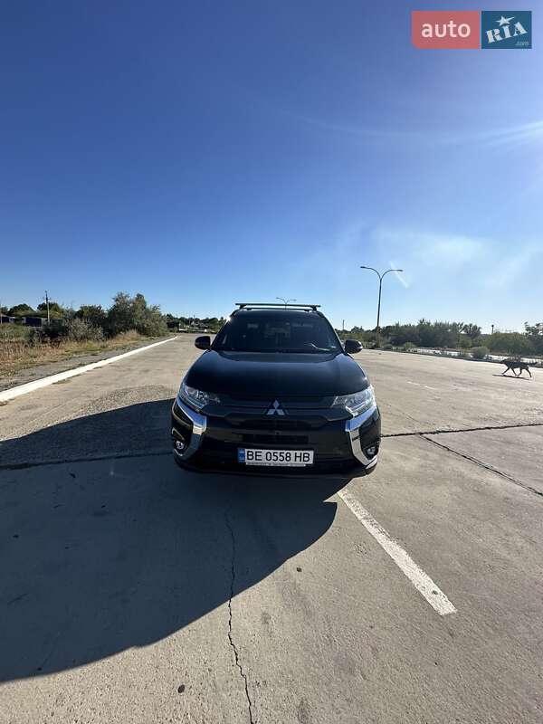 Внедорожник / Кроссовер Mitsubishi Outlander 2017 в Новой Одессе