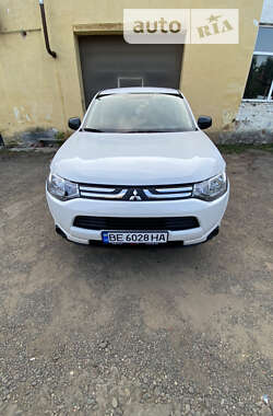 Позашляховик / Кросовер Mitsubishi Outlander 2013 в Чернівцях