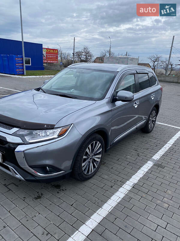 Внедорожник / Кроссовер Mitsubishi Outlander 2018 в 