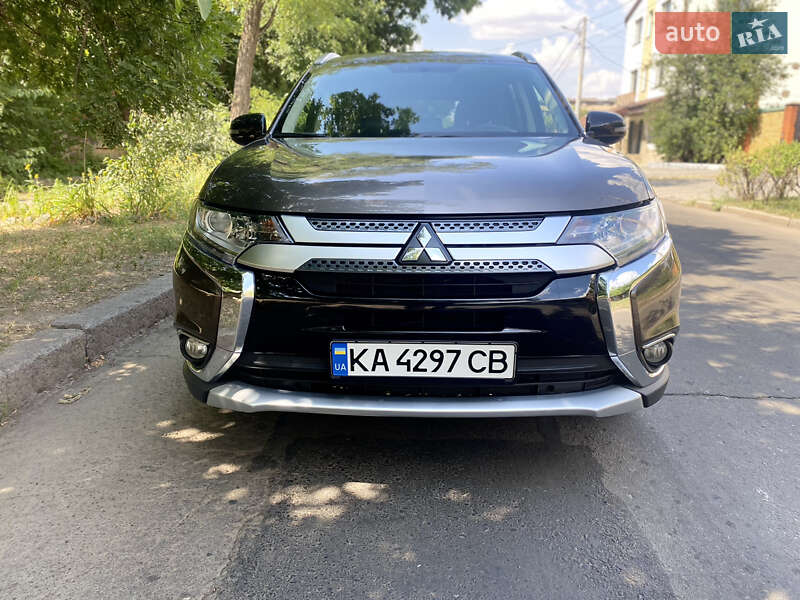 Внедорожник / Кроссовер Mitsubishi Outlander 2016 в Киеве