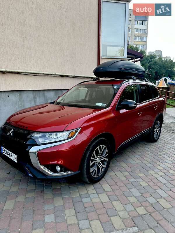 Внедорожник / Кроссовер Mitsubishi Outlander 2017 в Львове