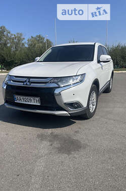 Внедорожник / Кроссовер Mitsubishi Outlander 2017 в Буче